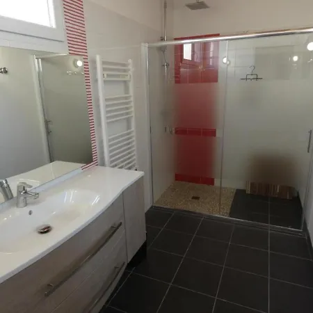 Maison Renovee De 112m², 4 Chambres, A 800m Des Plages, Avec Jardin, Proche Commerces. - Fr-1-540-188 *